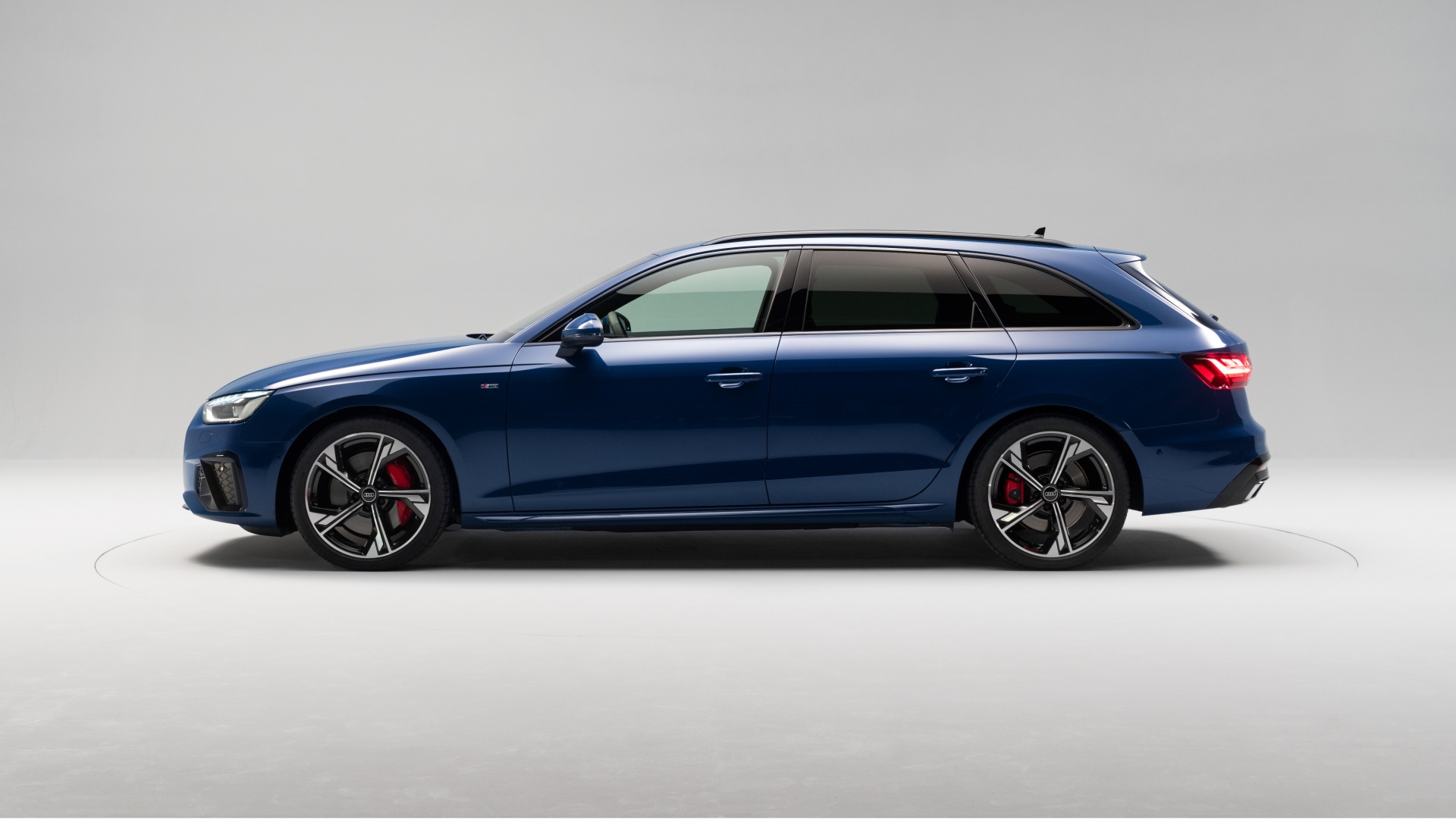 Side view of the Audi A4 Avant. 