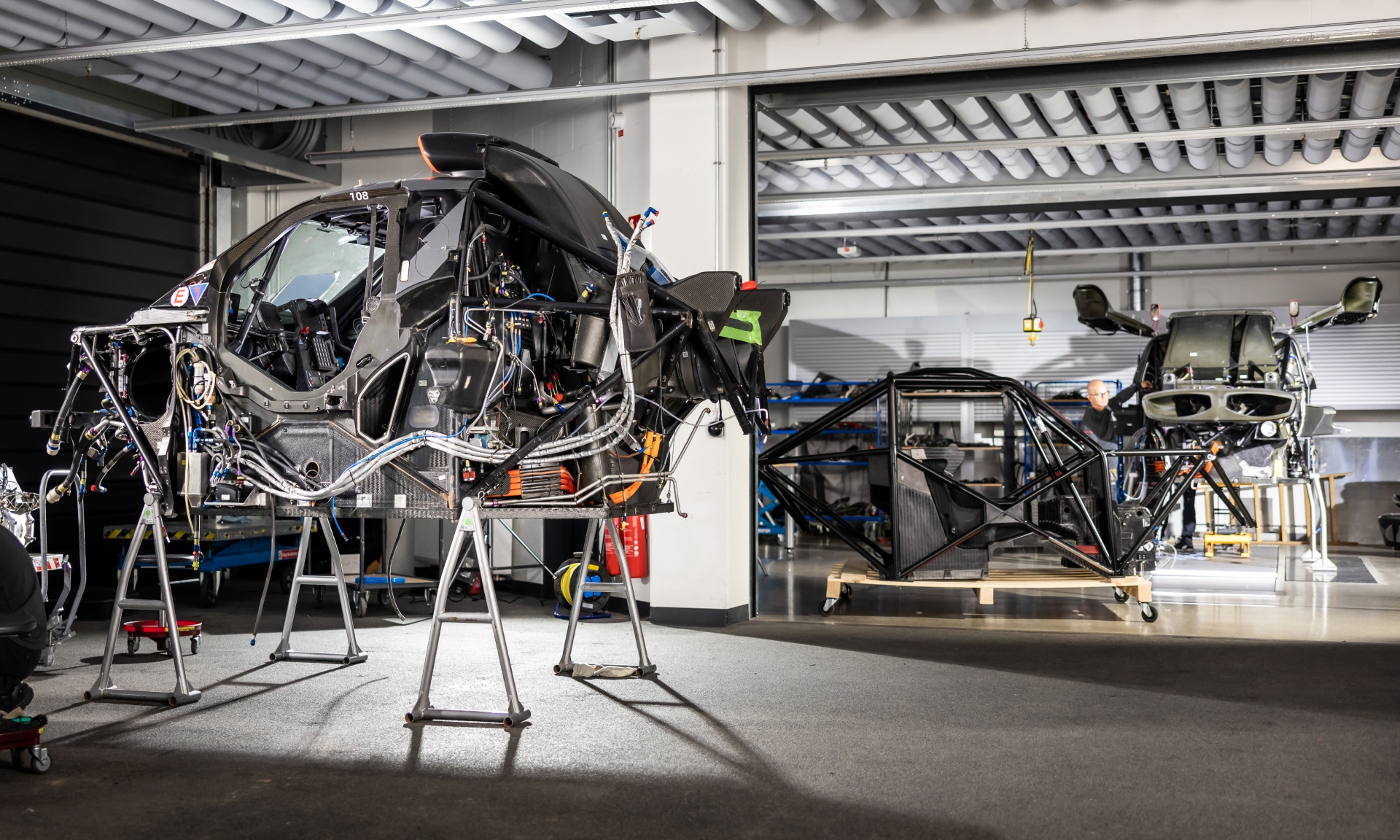 In one hall, parts of the Audi RS Q e-tron vehicles can be seen.