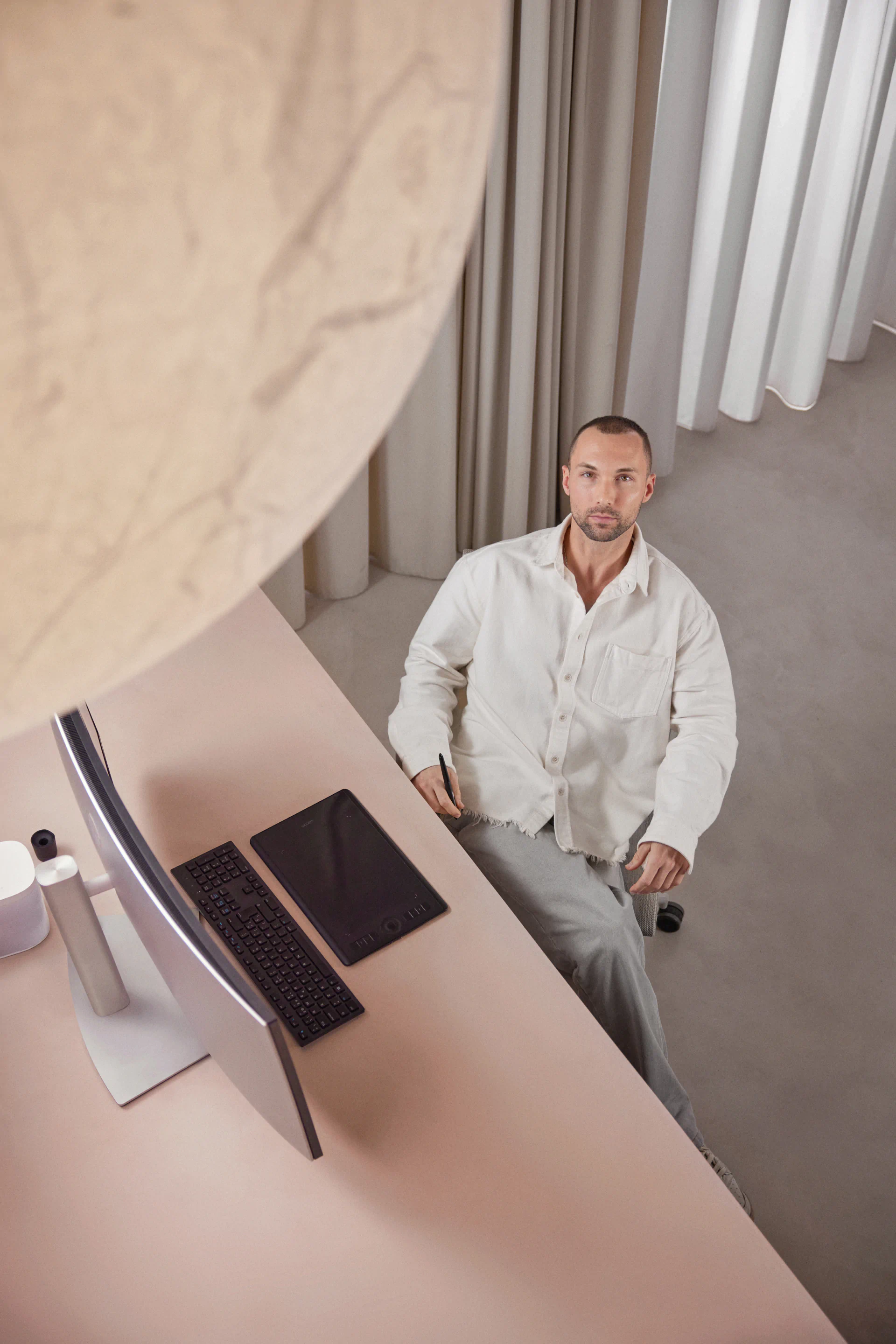 Andrés Reisinger sitting at his desk in his Barcelona office.
